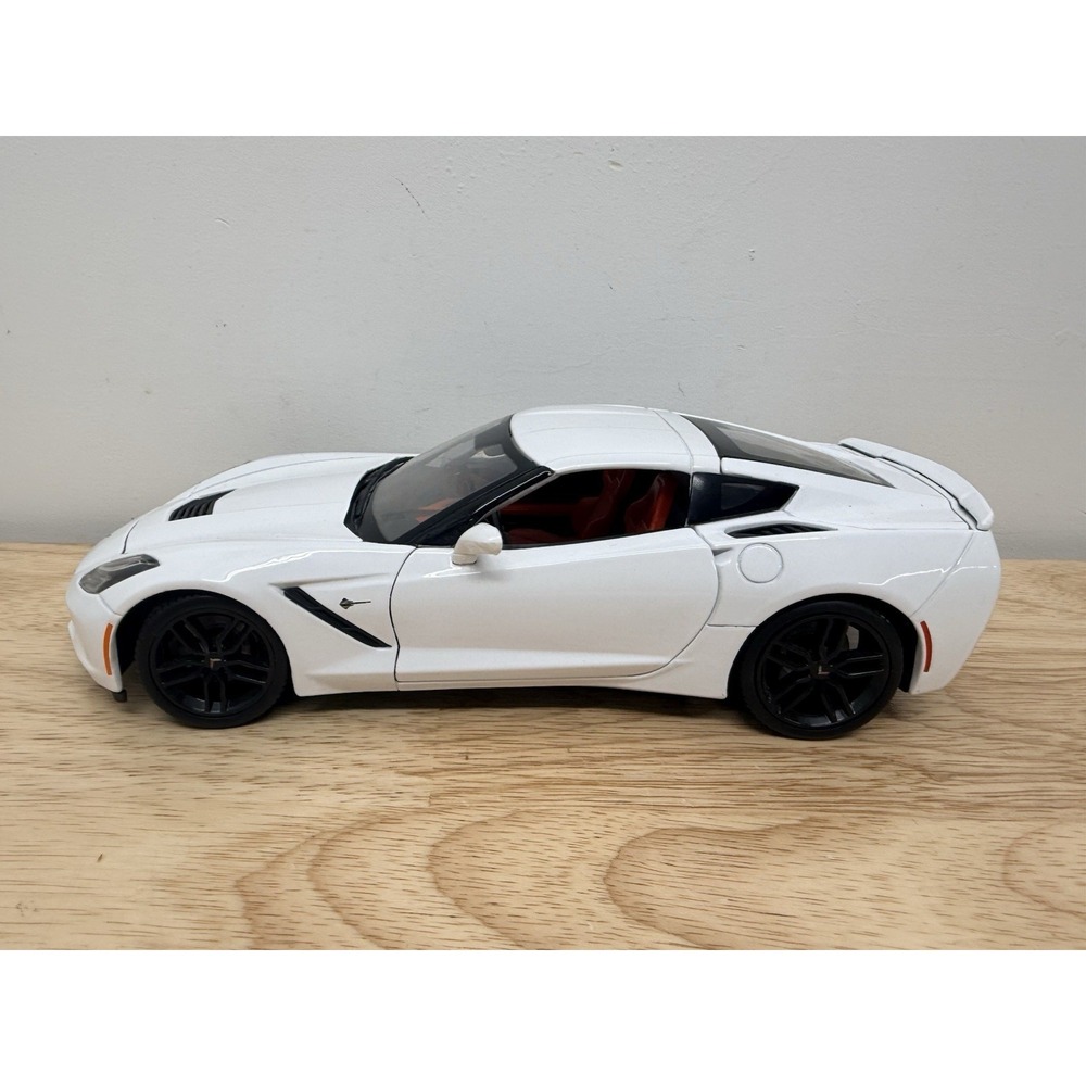 Maisto 1:18 2014 Chevrolet Corvette Stingray White Diecast Car Red Interior # 43